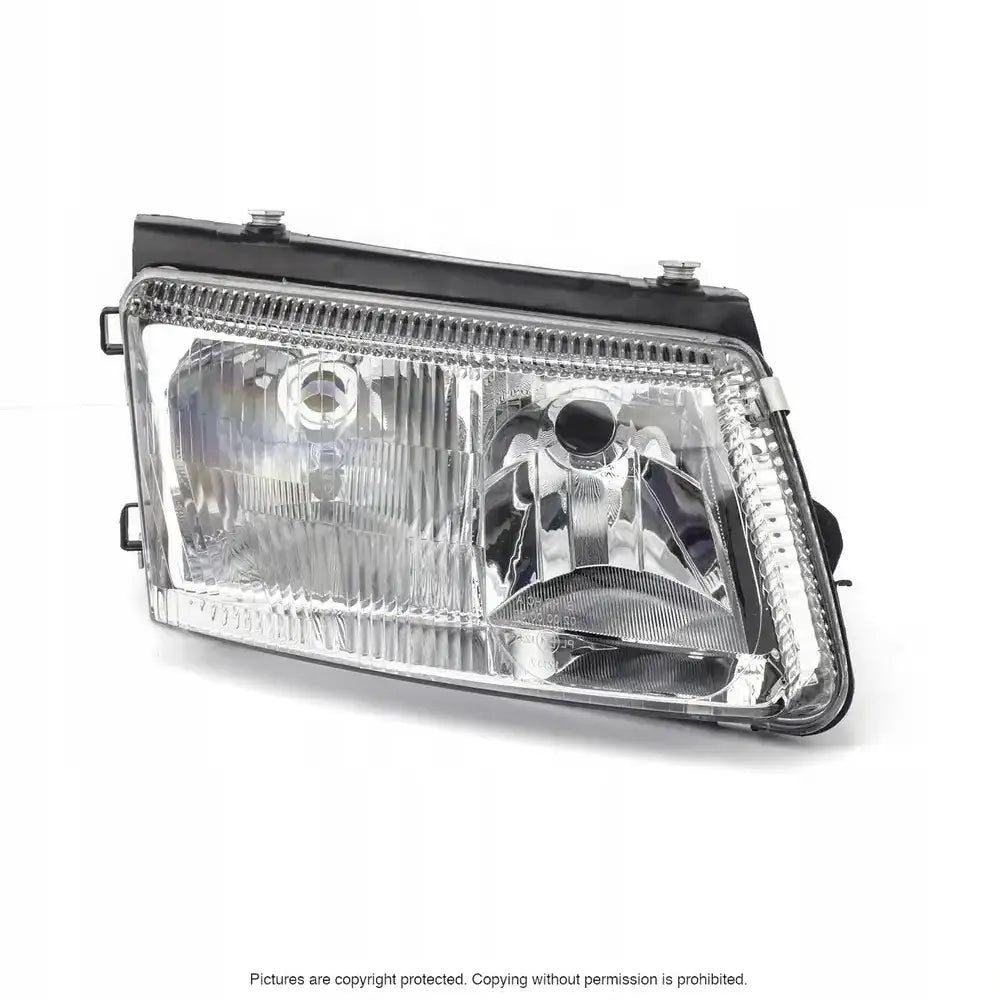 Hovedlykter Vw Passat B5 97-00 med klart glass, sorte og sølv detaljer, sett forfra og fra siden.