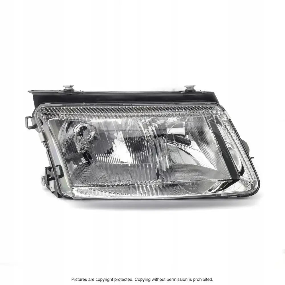 Headlights Vw Passat B5 97-00, rektangulær billykt i klart glass og sort plast sett fra skrå vinkel.