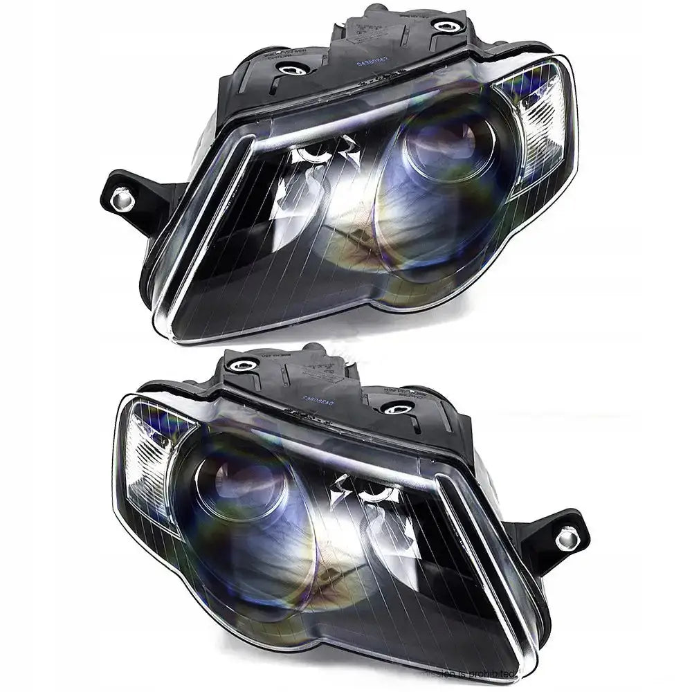 Frontlykter Vw Passat B6 05-10 med klart glass, LED-striper og svarte detaljer sett fra skrå vinkel.