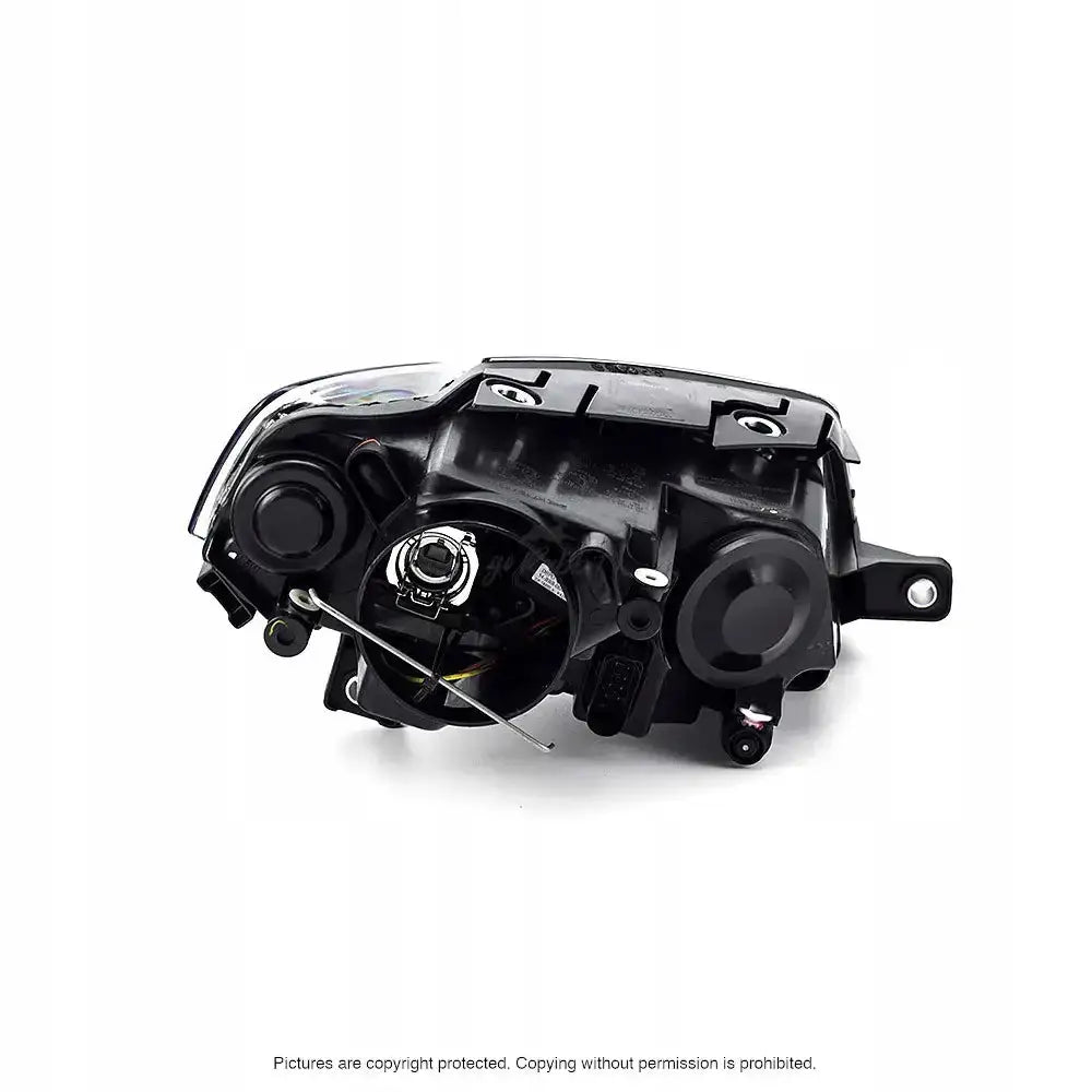 Hovedlys Vw Passat B6 05-10 sett bakfra med synlige elektriske kontakter og monteringsfester.