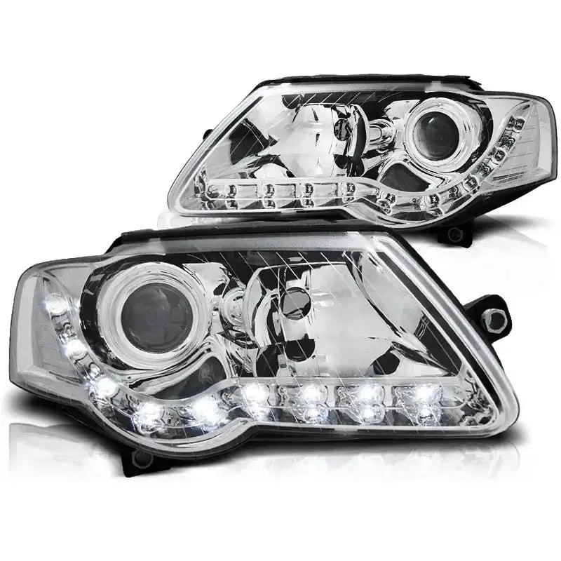 Hovedlykter Vw Passat B6 3C med klart glass, sorte detaljer og synlige LED-lys, sett fra skrå vinkel.