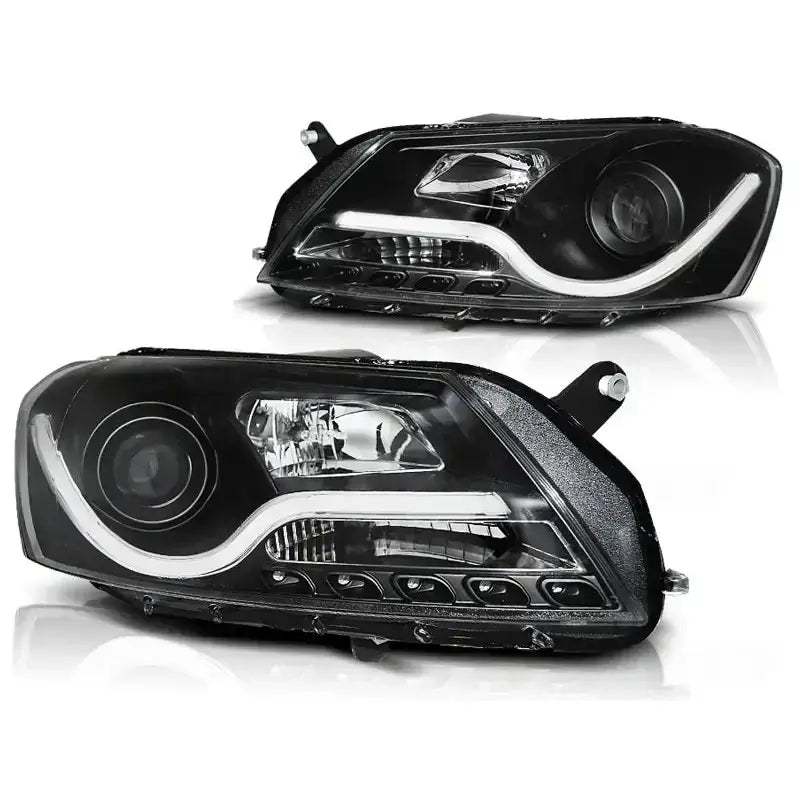Hovedlykter Vw Passat B7 10.10-10.14 black tube light med LED-striper, sett fra skrå vinkel.
