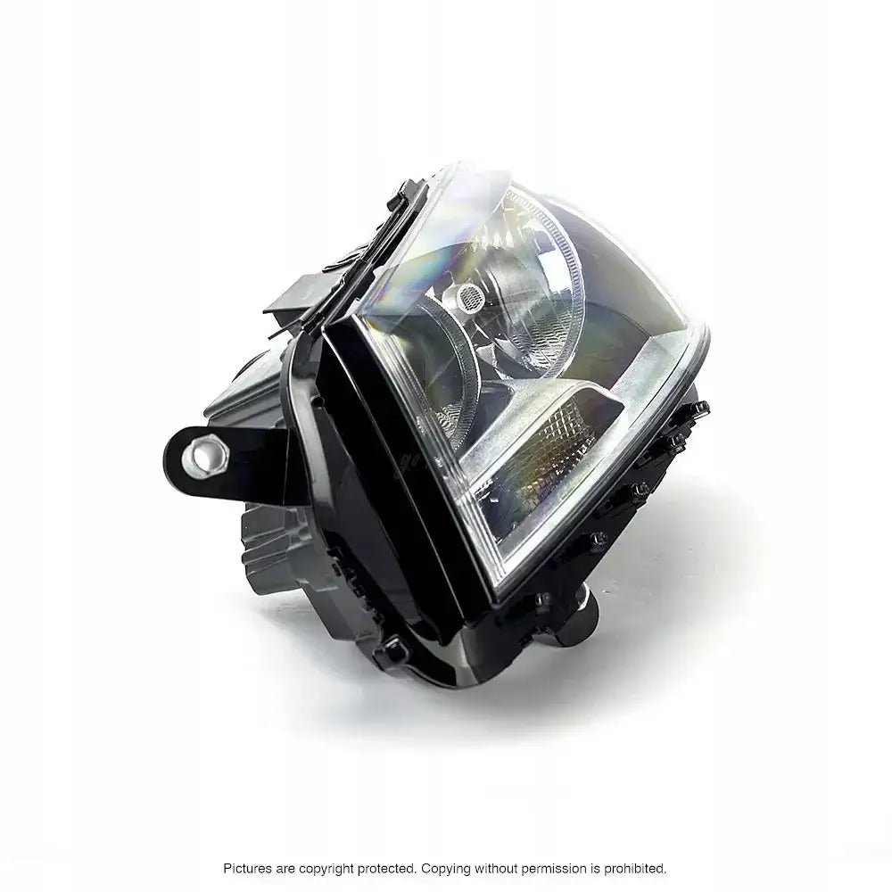 Headlights Vw Passat B7 Variant 10-14 sort og sølv frontlykt sett fra skrå vinkel mot hvit bakgrunn.