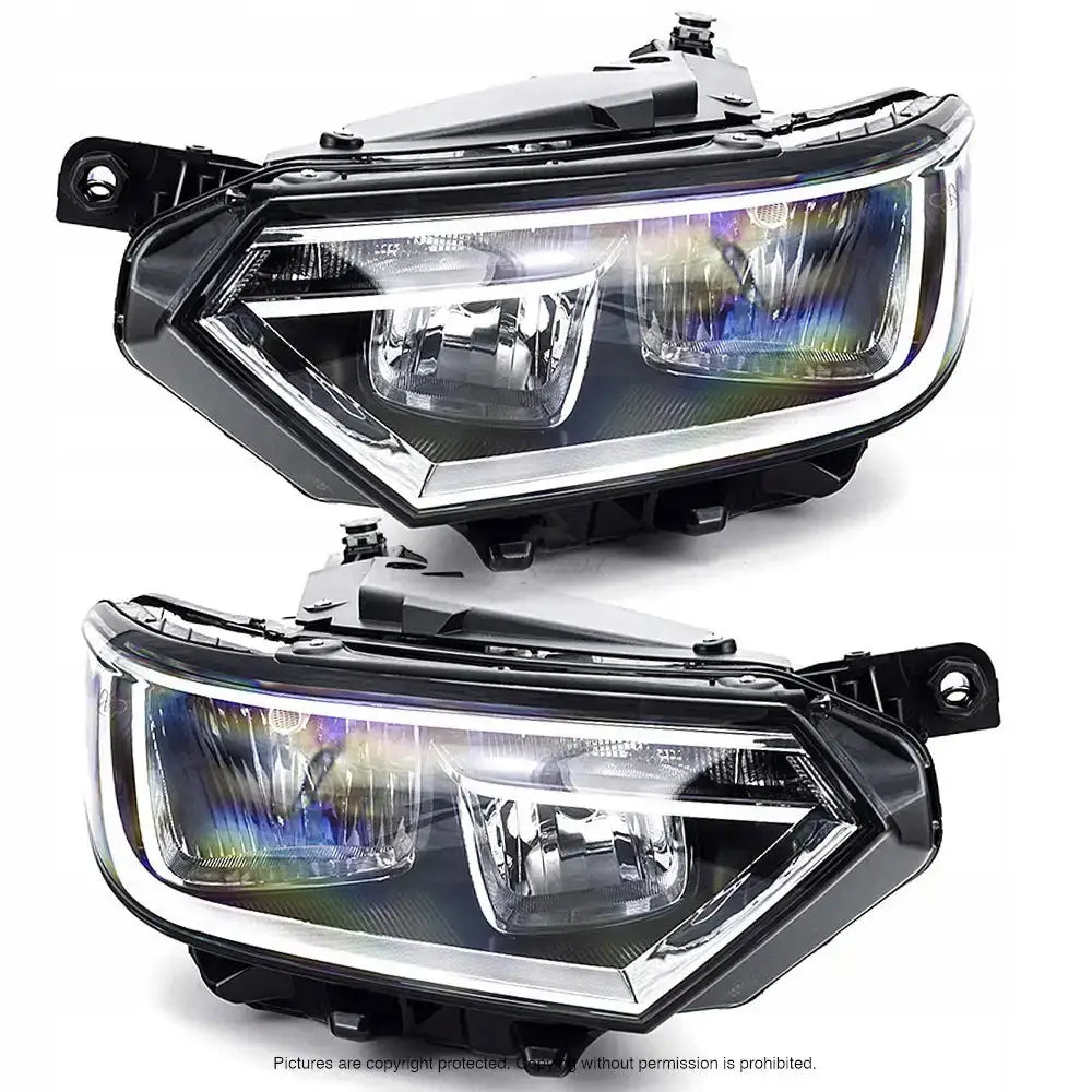 Frontlykter Vw Passat B8 2014- H7 i sort plast med klart glass og hvite LED-lister, sett skrått forfra.