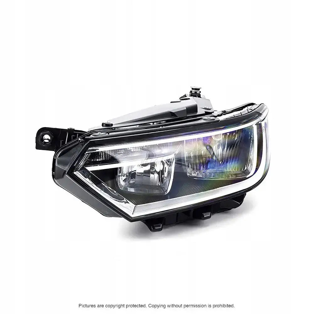 Hovedlykter Vw Passat B8 2014- H7 i sort plast med LED-stripe, sett fra skrå vinkel.