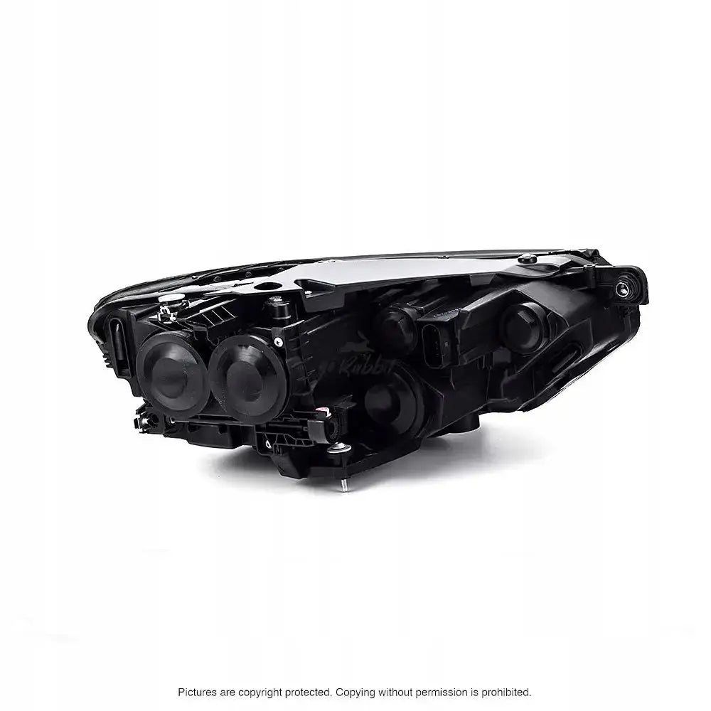 Headlamp Vw Passat B8 2014 bakside med synlige koblingspunkter og plastdetaljer mot hvit bakgrunn.
