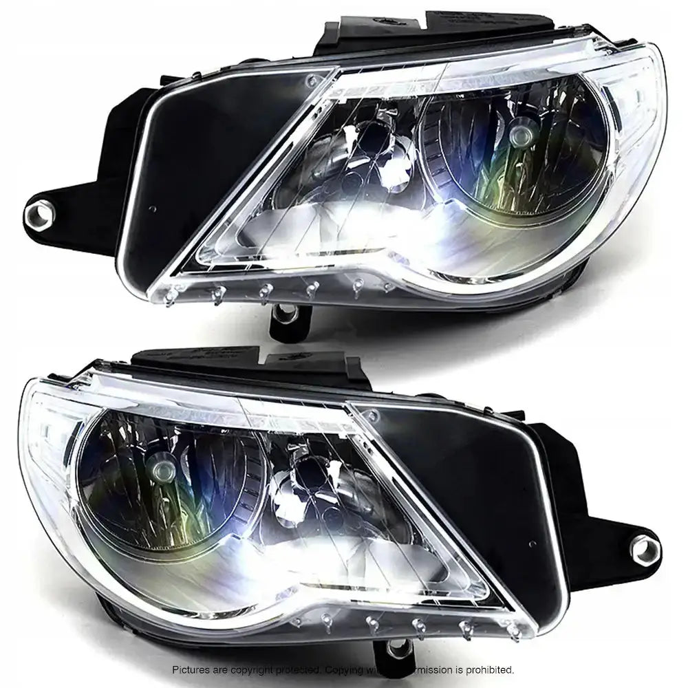 Frontlykter Vw Passat CC 08-12 i sort og klart plast, skrå vinkel med reflekterende detaljer.