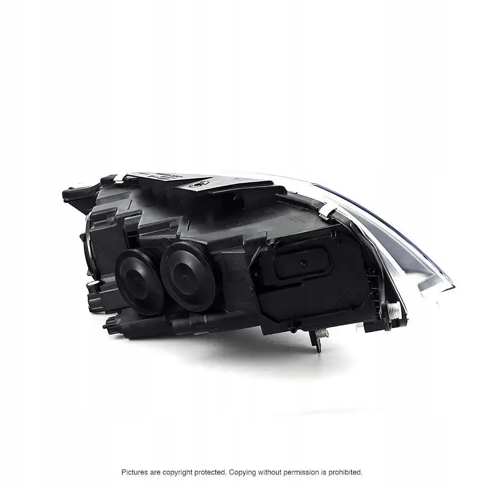 Hovedlys Vw Passat CC 08-12 sett bakfra med synlige tilkoblingslokker og detaljer mot hvit bakgrunn.