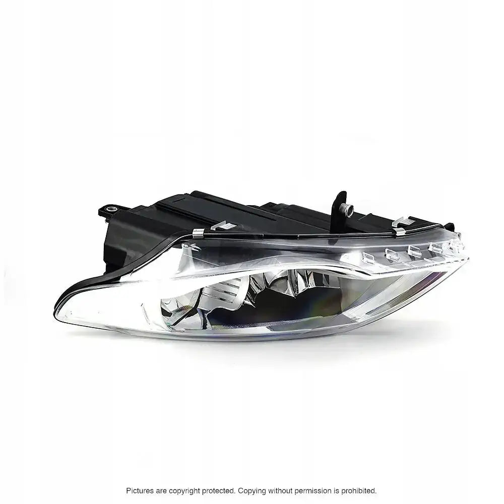 Hovedlykter Vw Passat CC 08-12 H7 med klar plast, sort bakside og synlige LED-elementer fra siden.