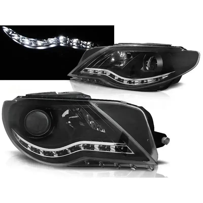 Frontlykter Vw Passat CC Black med klare linsefelt og opplyste LED-striper, vist fra skrå vinkel.