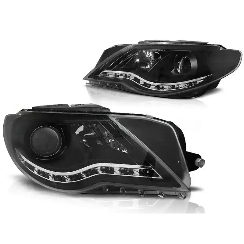 Hovedlykter Vw Passat CC Black med klare linser og buet LED-stripe, sett skrått forfra.