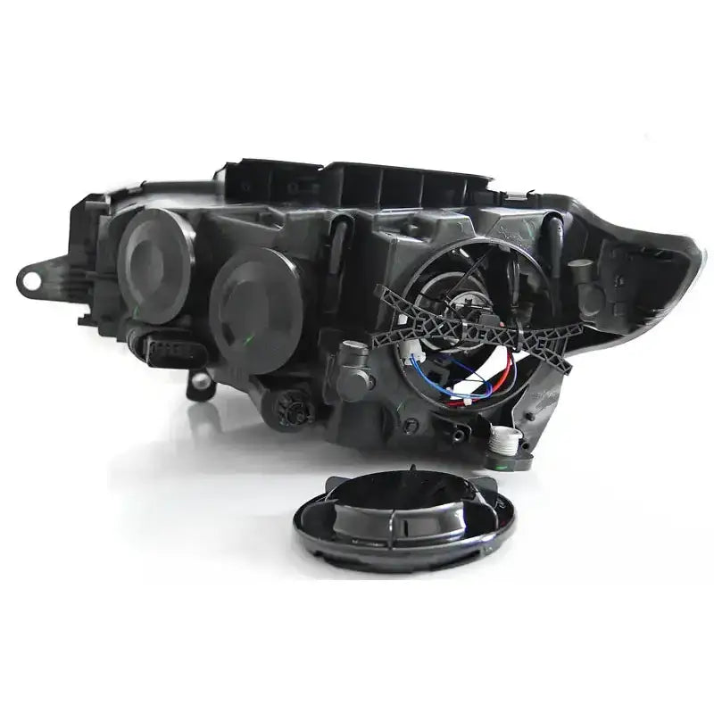 Hovedlys Vw Passat CC Black sett bakfra med synlige ledninger og løsnet rund deksel foran.