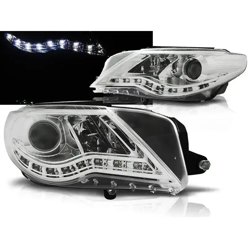 Frontlykter Vw Passat CC Chrome med LED-lys og kromdetaljer, vist fra siden i skrå vinkel.