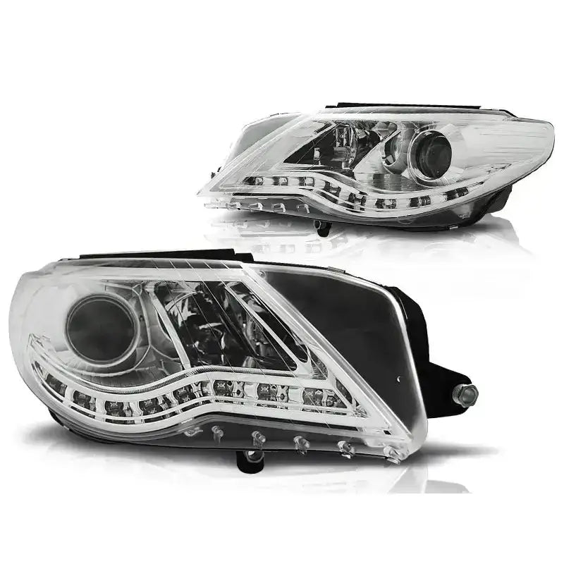 Hovedlykter Vw Passat CC Chrome med LED-lys og kromdetaljer vist fra skrå vinkel.