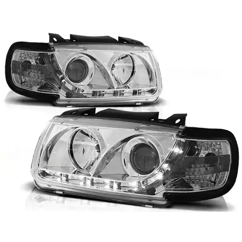 Frontlykter Vw Polo 6N i klar plast med svart ramme og to runde linser, sett fra skrå vinkel.