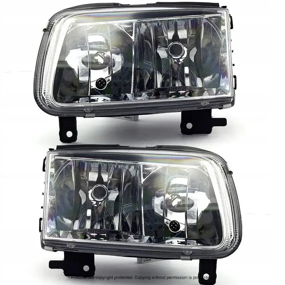 Frontlykter Vw Polo 6N2 99-01 i klart glass og krom, sett forfra med sorte monteringsfester.