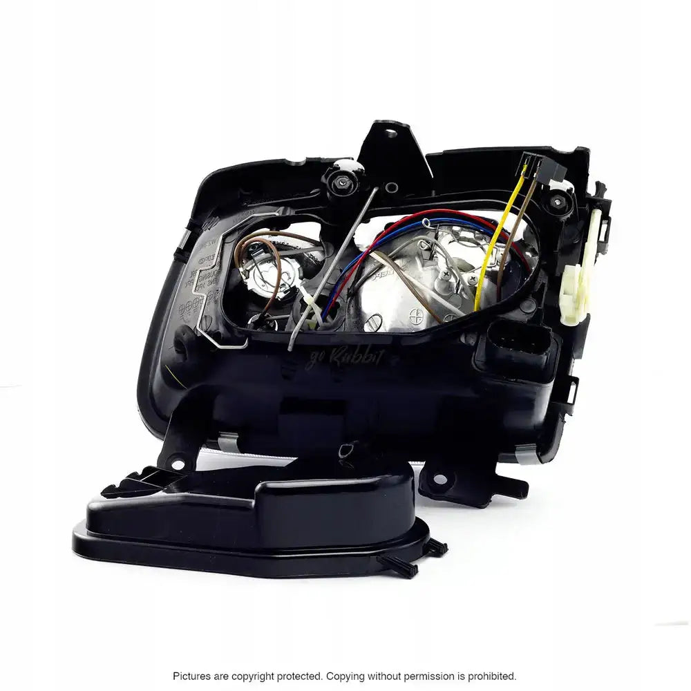 Headlights VW Polo 6N2 frontlykter, svart plast og metall, innsiden og baksiden med synlige ledninger.