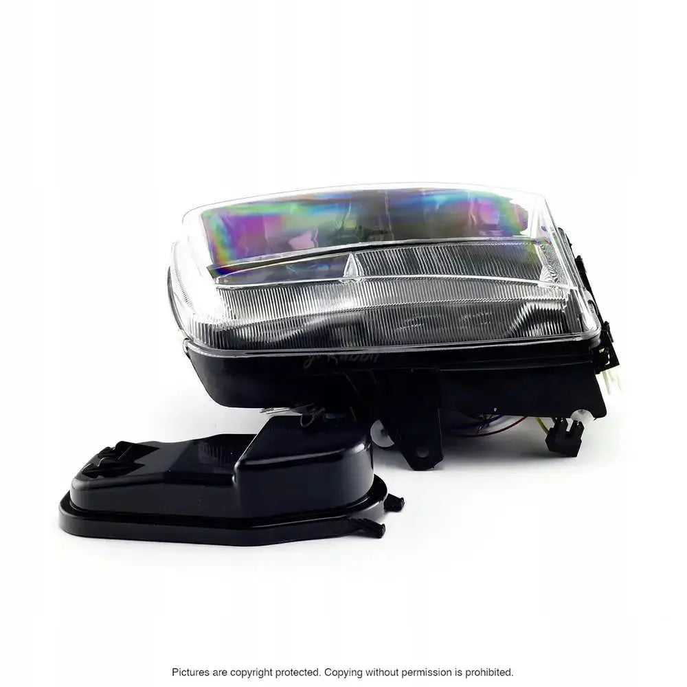 Headlamp Vw Polo 6N2 99-01 i klart plast med sort bakside og festedel sett fra skrå vinkel.