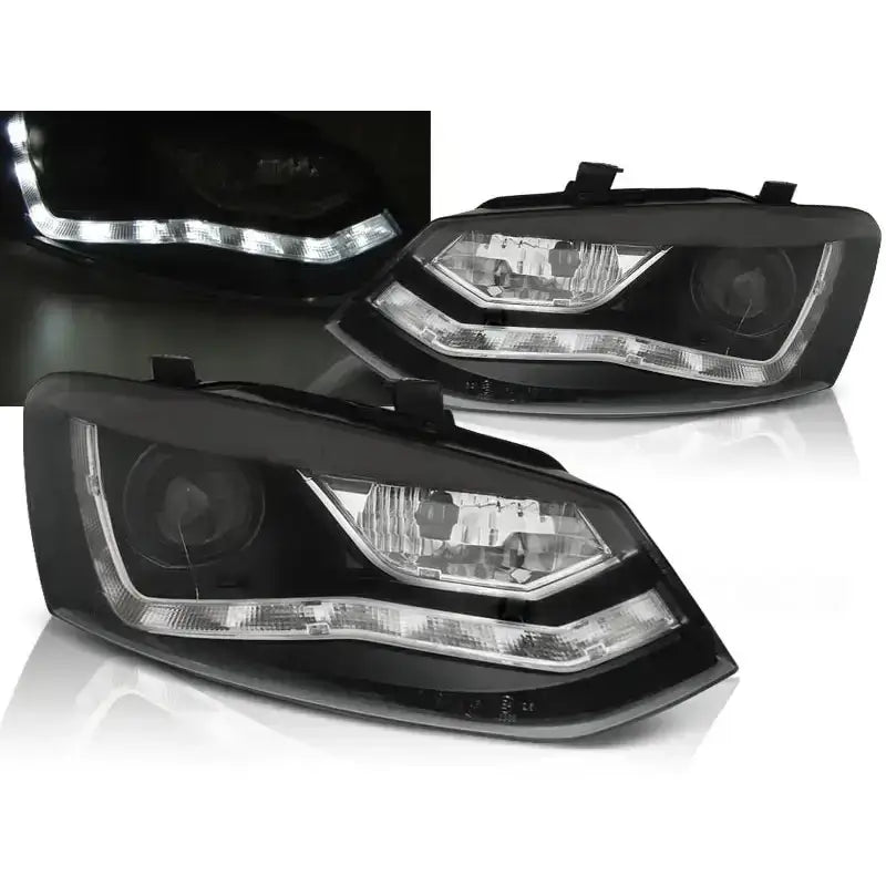 Frontlykter Vw Polo 6R 09-03.14 Black med LED-lysbånd, sett fra skrå vinkel i mørkt miljø.