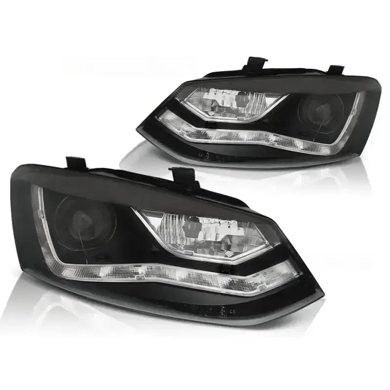 Hovedlykter Vw Polo 6R 09-03.14 Black med LED-lysstriper, sett skrått forfra.