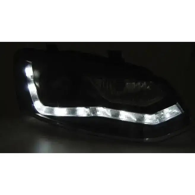Hovedlys Vw Polo 6R 09-03.14 Black sett forfra med tent hvit LED-lysslynge i mørket.