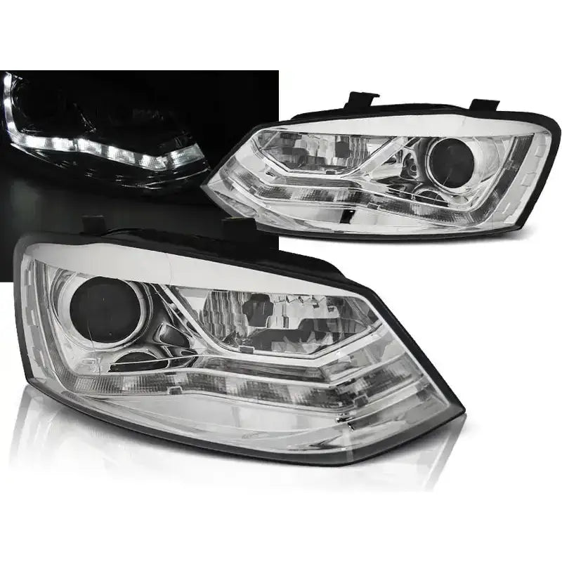 Frontlykter Vw Polo 6R 09-03.14 Chrome med sorte detaljer og LED-stripe, sett fra skrå vinkel.