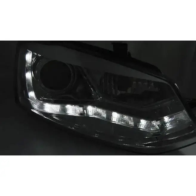 Hovedlys Vw Polo 6R 09-03.14 Chrome med LED-lys, vist fra skrå frontvinkel i mørkt miljø.