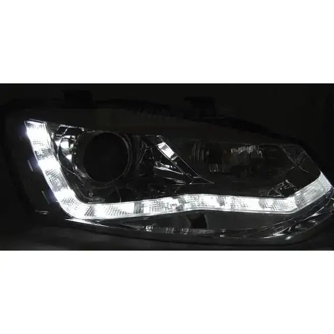 Headlights Vw Polo 6R 09-03.14 chrome nærbilde med LED-lys og markant lysbånd i mørket.