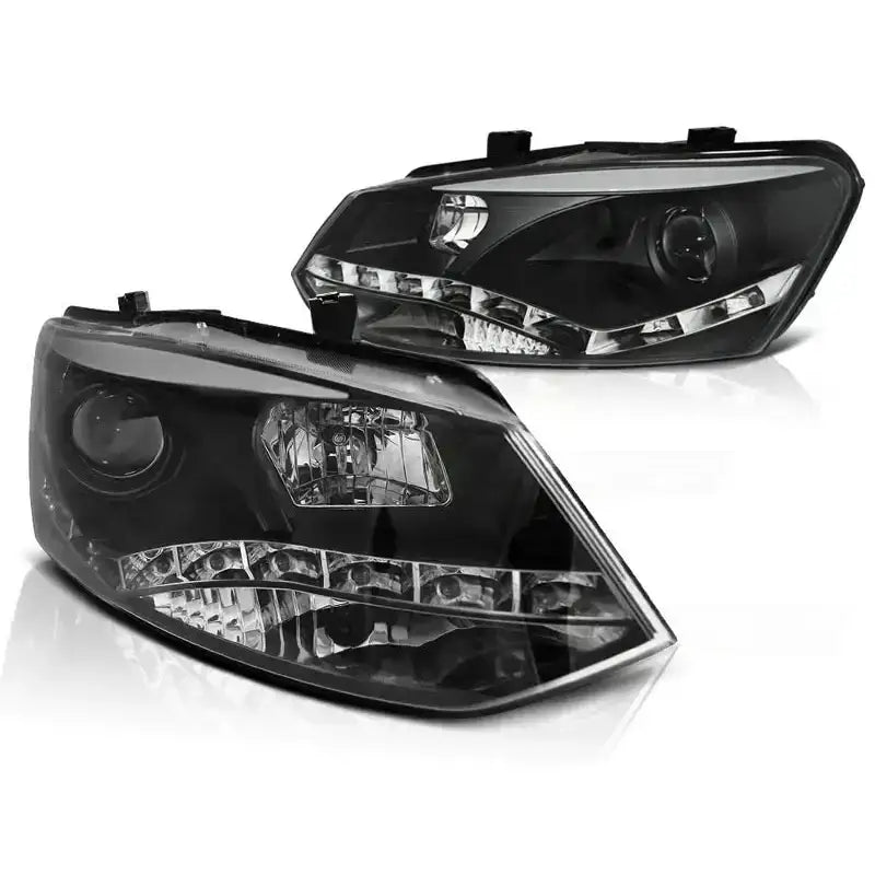 Hovedlykter Vw Polo 6R 09-03.14 DRL Black med LED, sett fra skrå vinkel mot hvit bakgrunn.