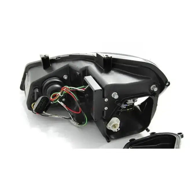Hovedlys Vw Polo 6R 09-03.14 DRL Black sett bakfra uten lokk, med synlige ledninger og koblinger.