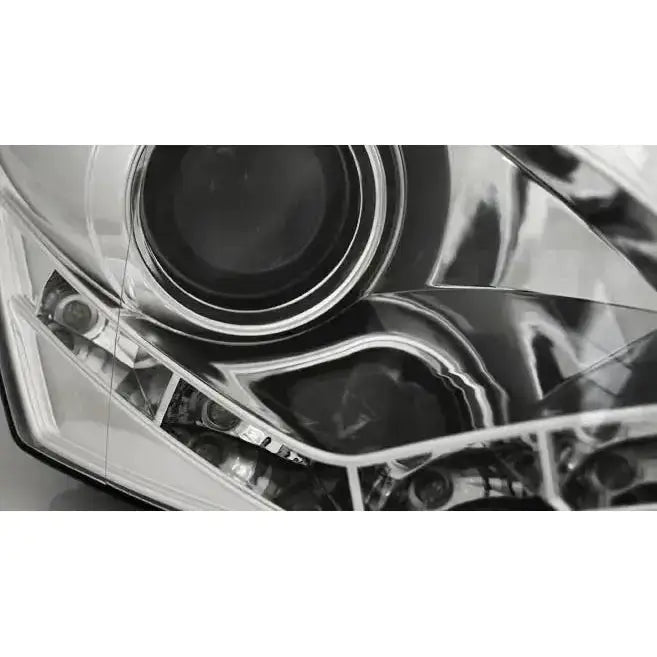 Hovedlys Vw Polo 6R 09-03.14 DRL Chrome med sølvdetaljer og synlige reflektorer.