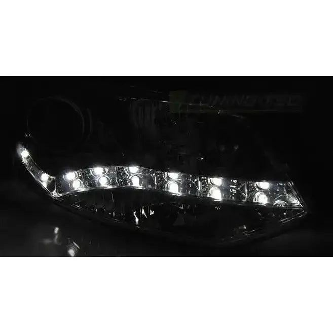 Headlights Vw Polo 6R 09-03.14 med hvite LED-lys i bølgete linje, lyser sterkt i mørket.