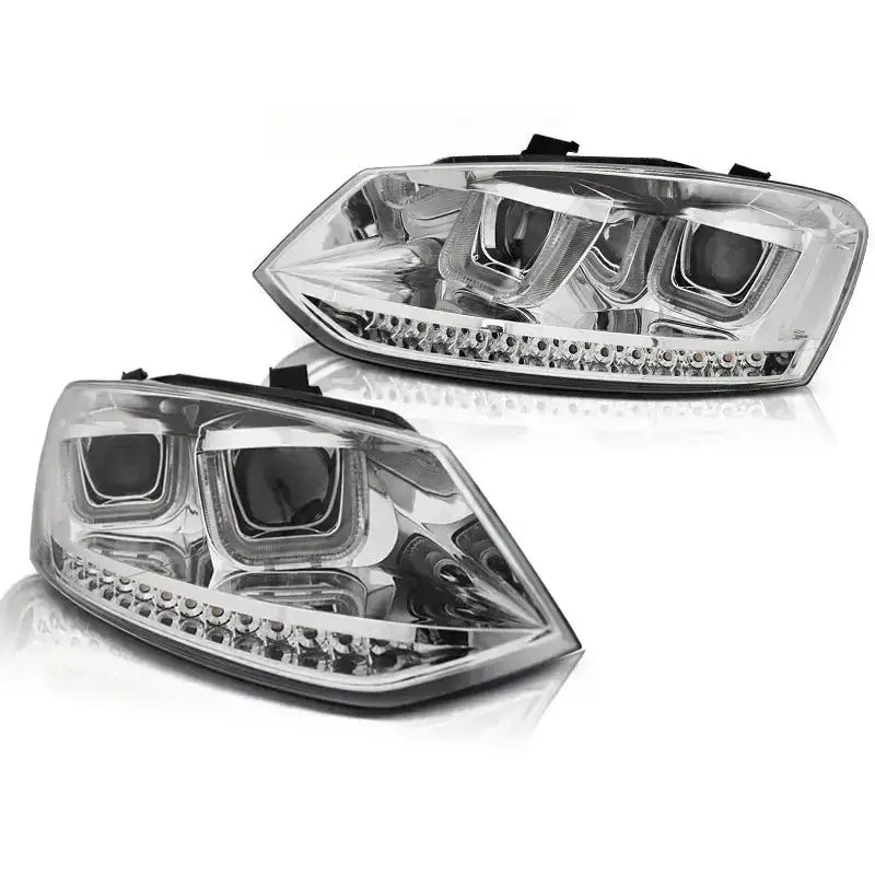 Hovedlykter Vw Polo 6R U-Type LED Chrome med klare linser og firkantede reflektorer, sett skrått forfra.