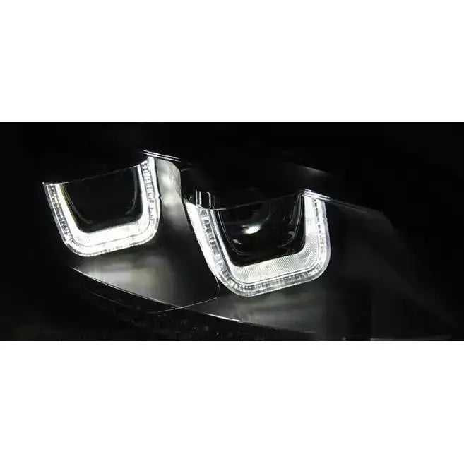 Hovedlykter Vw Polo 6R U-Type LED sett forfra med markante kantede lyssignaturer mot sort bakgrunn.