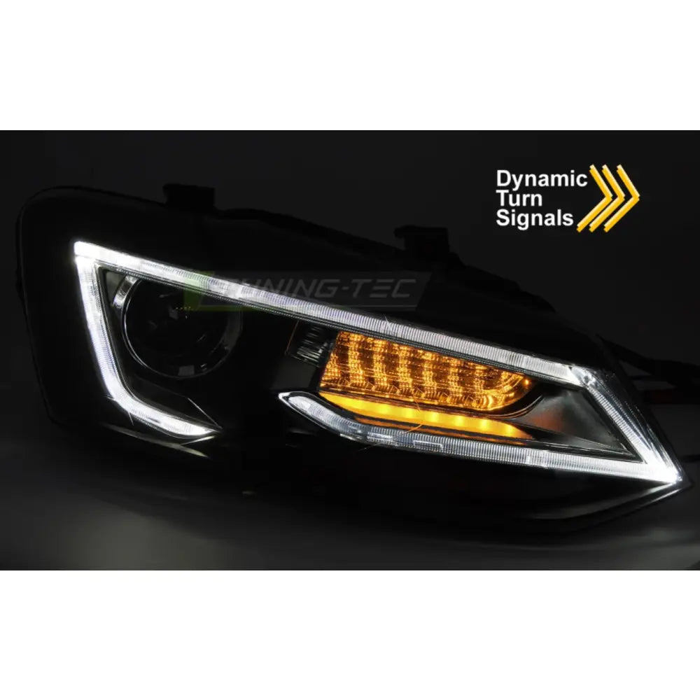 Hovedlykter Vw Polo 6R U-Type LED Black med hvite kjørelys og oransje blinklys, skrå forside.