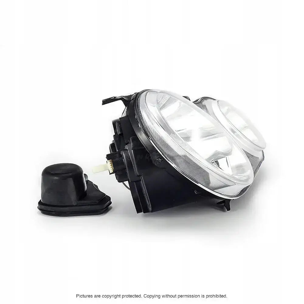 Headlights Vw Polo 9N frontlykter med klart glass, svart hus og løs gummihett ved siden av.