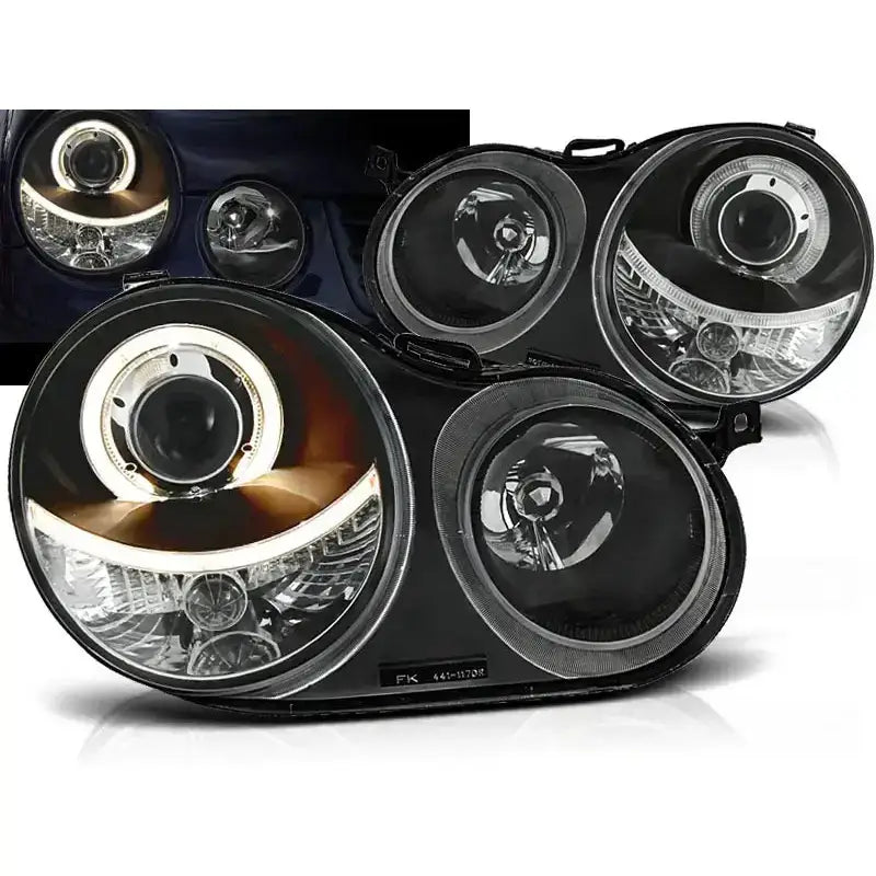 Frontlykter Vw Polo 9N Angel Eyes Black med svart hus, runde glass og LED-lysring, sett skrått forfra.