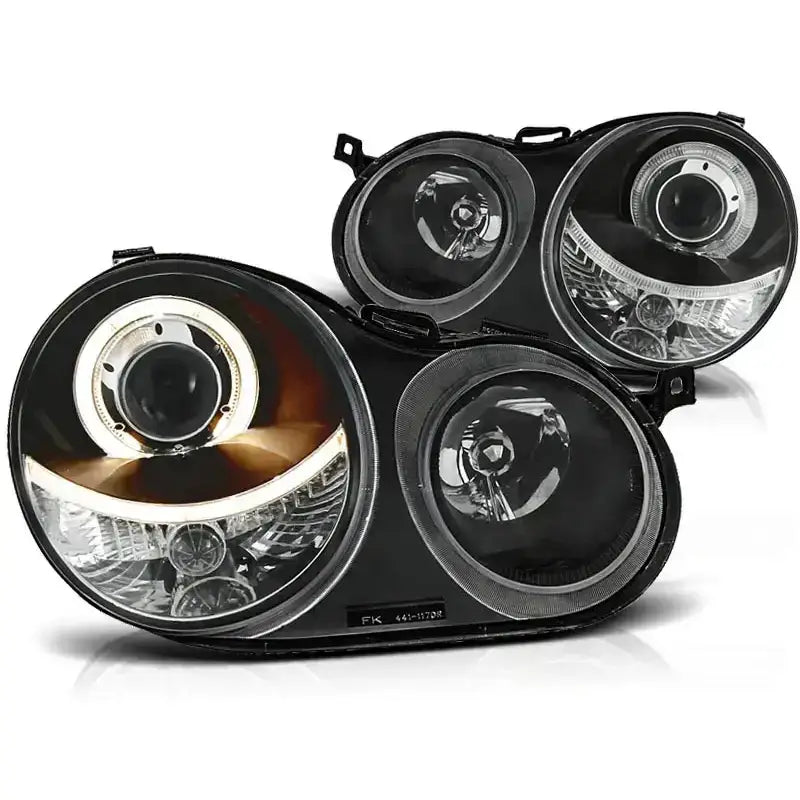 Hovedlykter Vw Polo 9N Angel Eyes Black med klare glass, kromdetaljer og sorte hus, sett skrått forfra.
