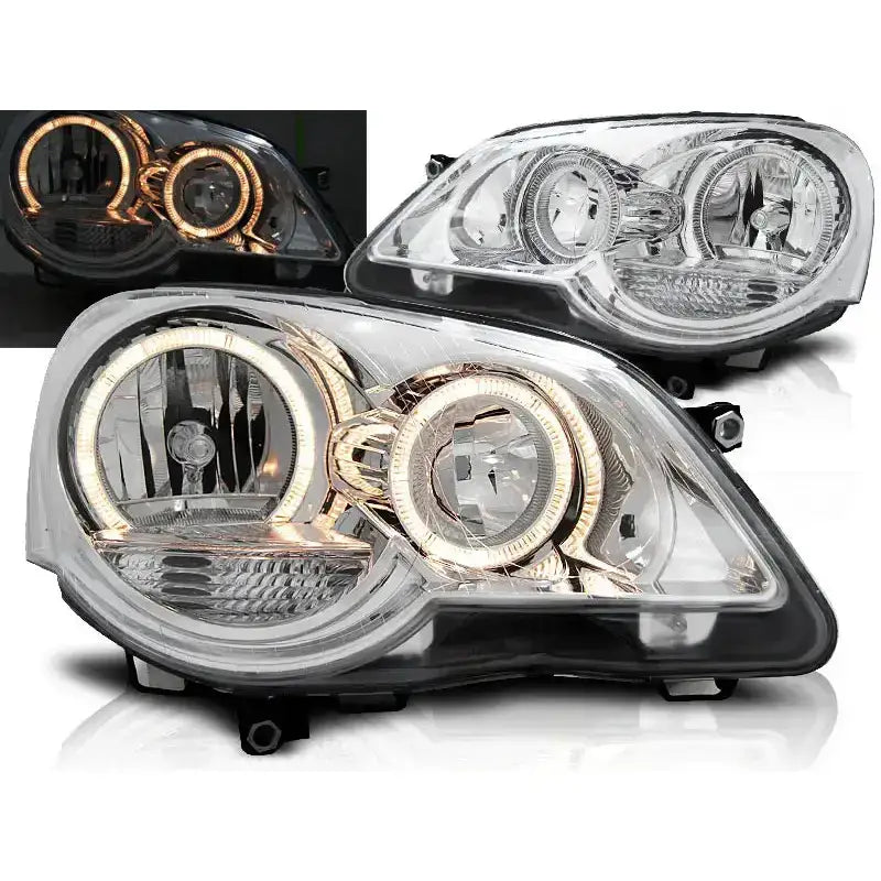 Frontlykter Vw Polo 9N3 Angel Eyes Chrome med LED-ringer, sett skrått og tent i mørket.