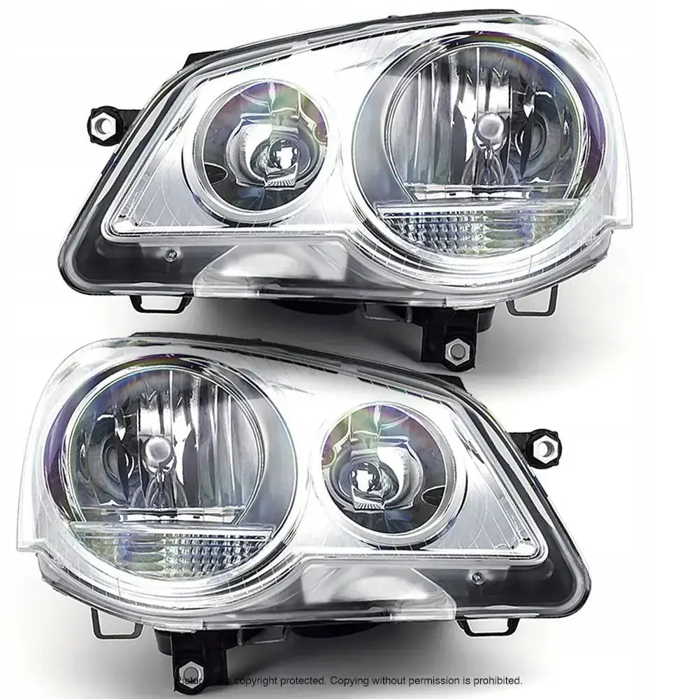 Frontlykter Vw Polo 9N3 05-09, to klare lykter i glass og svart plast mot hvit bakgrunn.