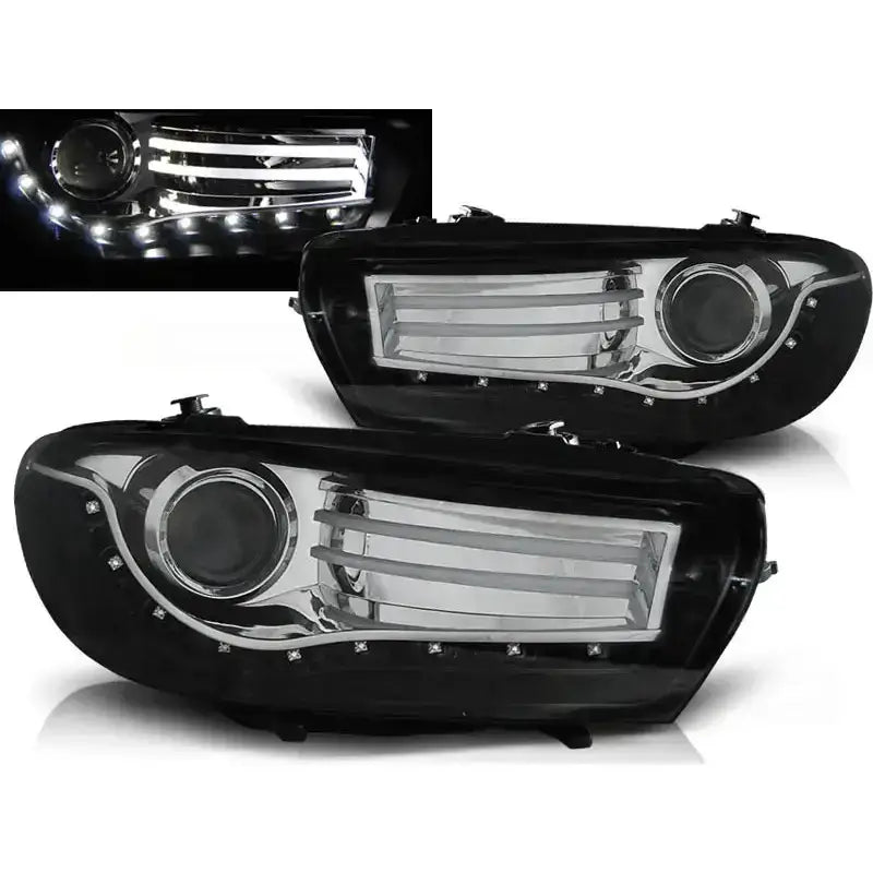 Frontlykter Vw Scirocco 08-14 i sort og krom med LED-detaljer, vist fra skrå vinkel.