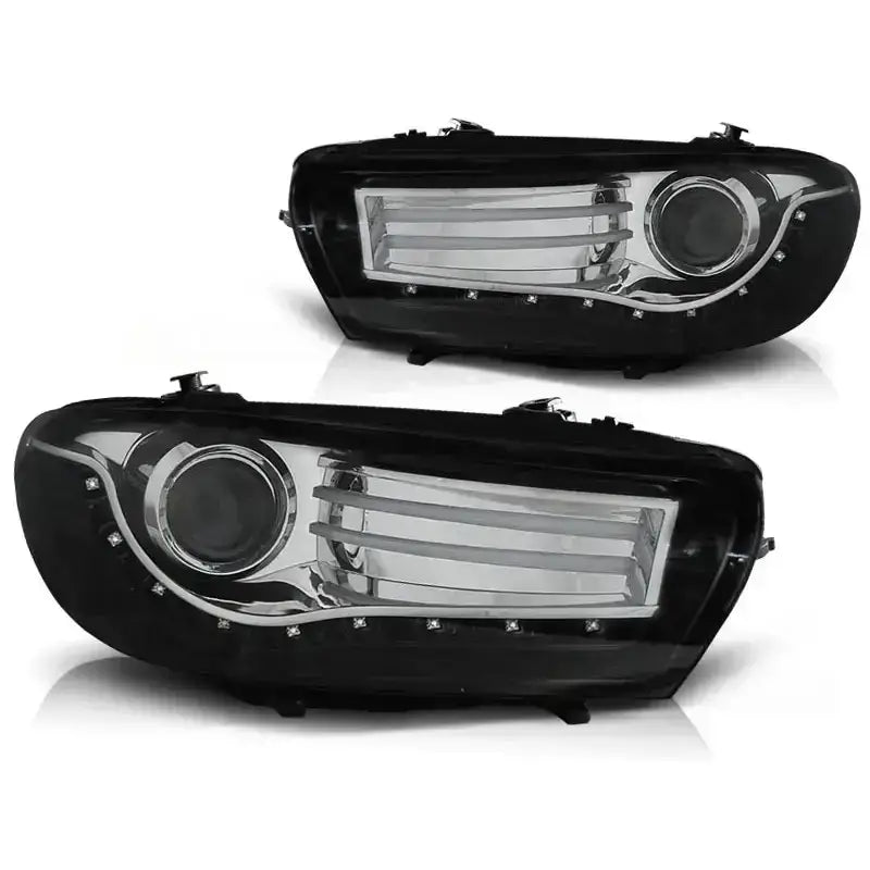 Hovedlykter Vw Scirocco 08-14 i sort med LED, sett fra skrå vinkel på hvit bakgrunn.