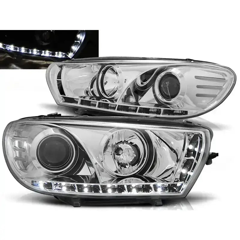 Frontlykter Vw Scirocco 08-14 i krom med klart glass og LED-lys, sett fra skrå vinkel.