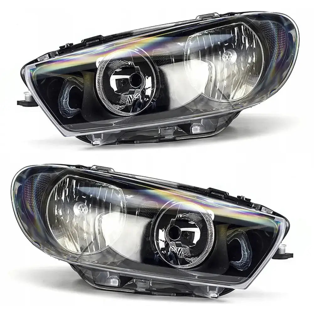 Frontlykter Vw Scirocco III 08-14 i sort og klar plast med reflektorer, sett fra skrå forside.