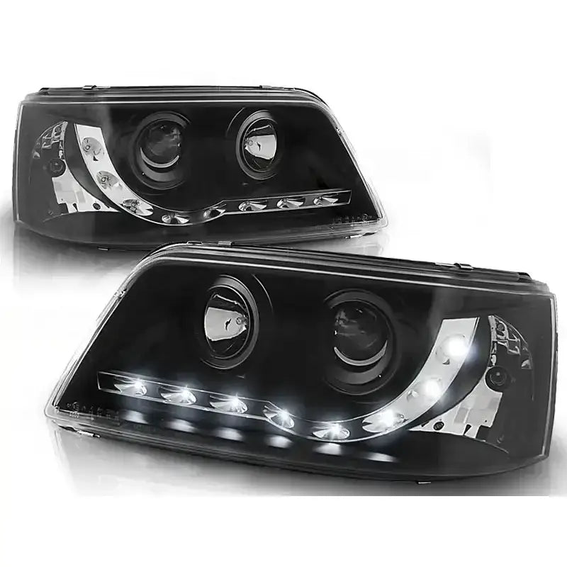 Frontlykter Vw T5 Daylight Black med sort hus, klare linser og integrerte LED-lys, sett forfra.