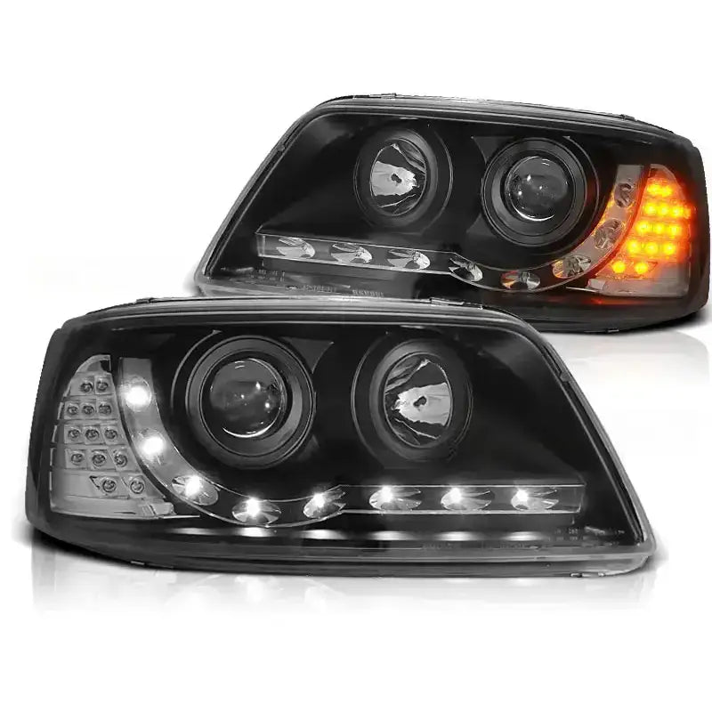 Frontlykter Vw T5 Daylight Black Led med klare linser og oransje blinklys, sett fra skrå frontvinkel.