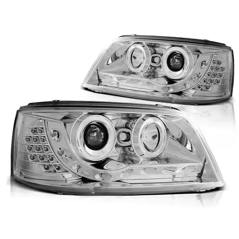 Hovedlykter Vw T5 Daylight Chrome LED med klart glass og krom, vist fra skrå vinkel med LED-lys.