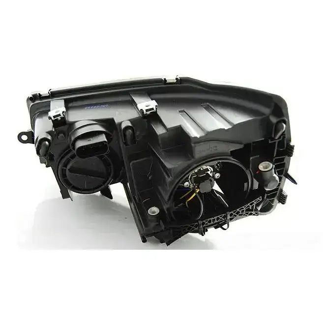 Hovedlys Vw T5 2010-15 bakside med elektriske kontakter, festeklips og ledninger synlig.