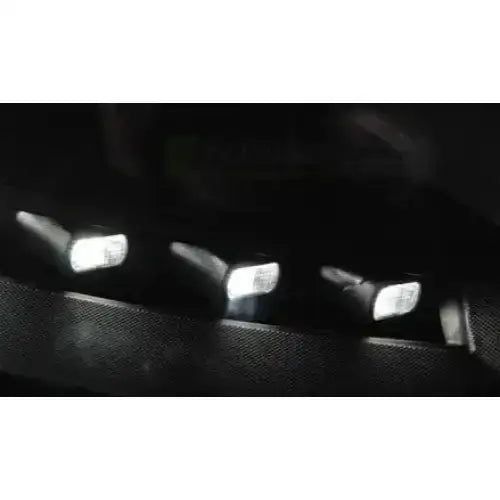 Frontlykter Vw T5 2010-15 Tru DRL Xenon Look Black med tre hvite LED-lys mot mørk bakgrunn.