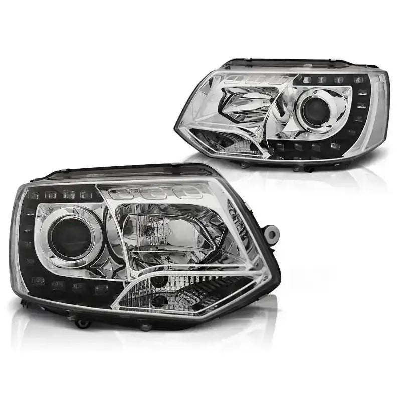 Hovedlykter Vw T5 2010-2015 Chrome Tru DRL med LED-lysrekke og kromdetaljer, sett fra skrå vinkel.